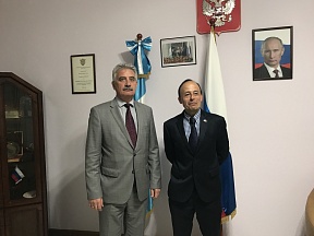 La reunión del Embajador con el candidato a cosmonauta de Guatemala E. Montoya
