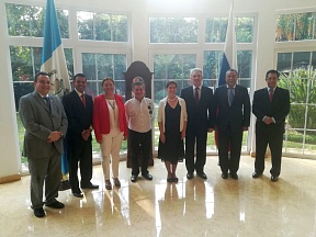 Los parlamentarios guatemaltecos recuerdan y honran el Día de la Victoria 