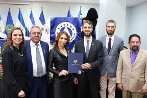 Вручение Председателю ПАРЛАСЕН письма МПА СНГ с поздравлением по случаю вступления её в должность Вручение Председателю ПАРЛАСЕН письма МПА СНГ с поздравлением по случаю вступления её в должность